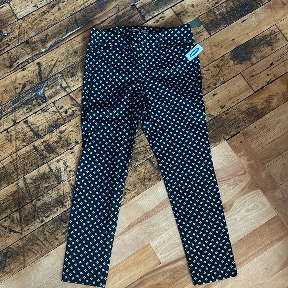 Old Navy Pixie Pant New With Tags size 6 white dot design!
